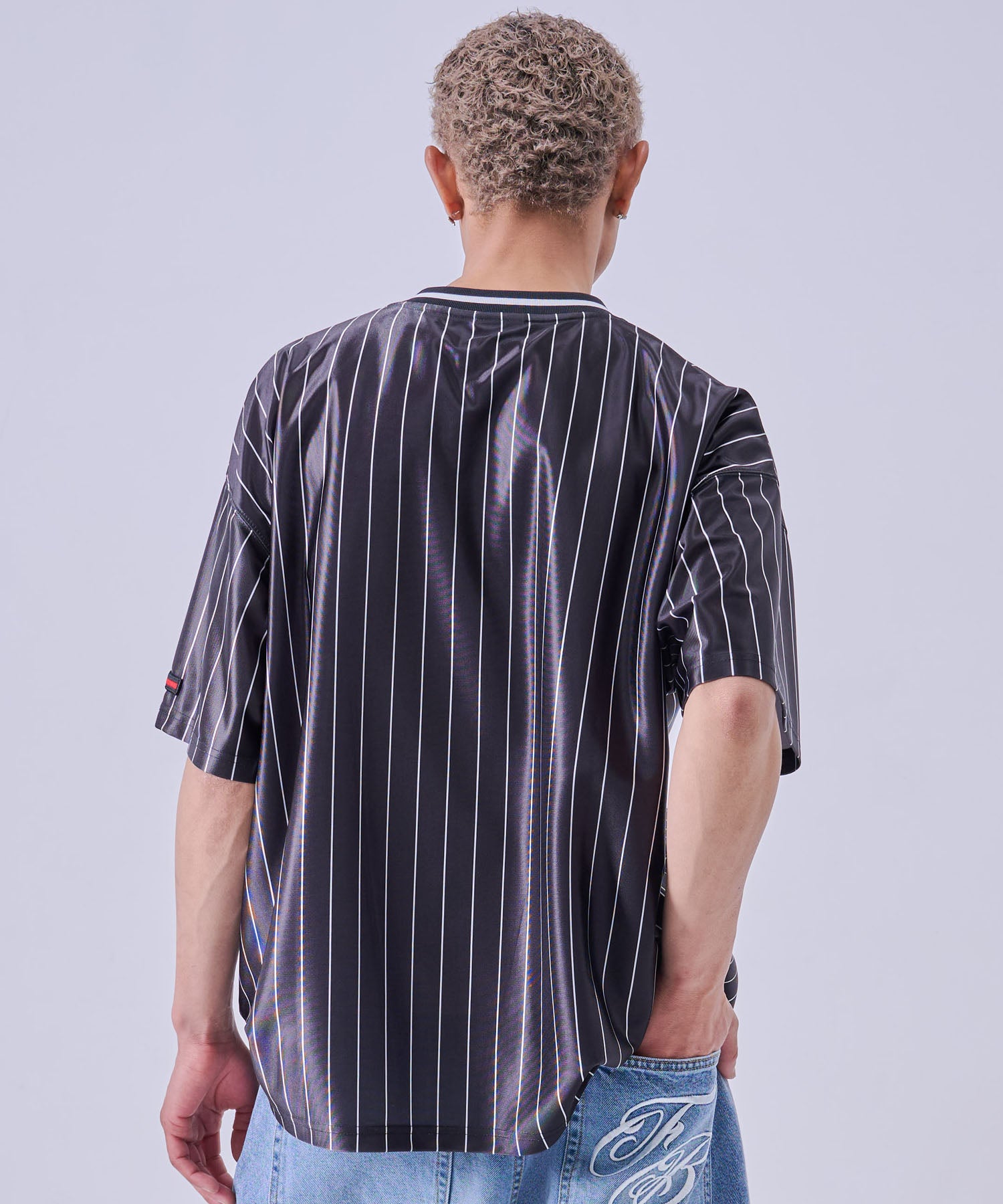 FUBU フブ パッチVネックTシャツ。FUBUはアメリカの代表的なHIPHOP