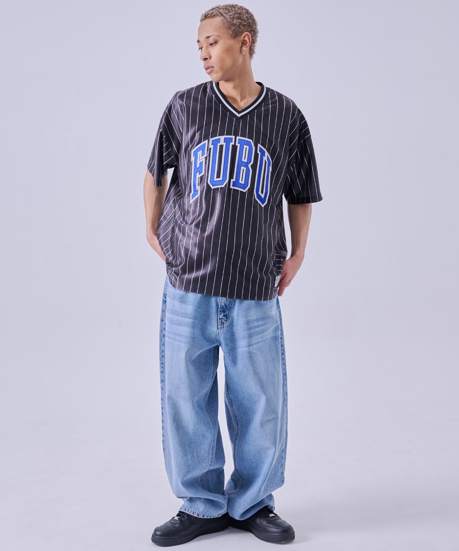 FUBU フブ パッチVネックTシャツ。FUBUはアメリカの代表的なHIPHOP