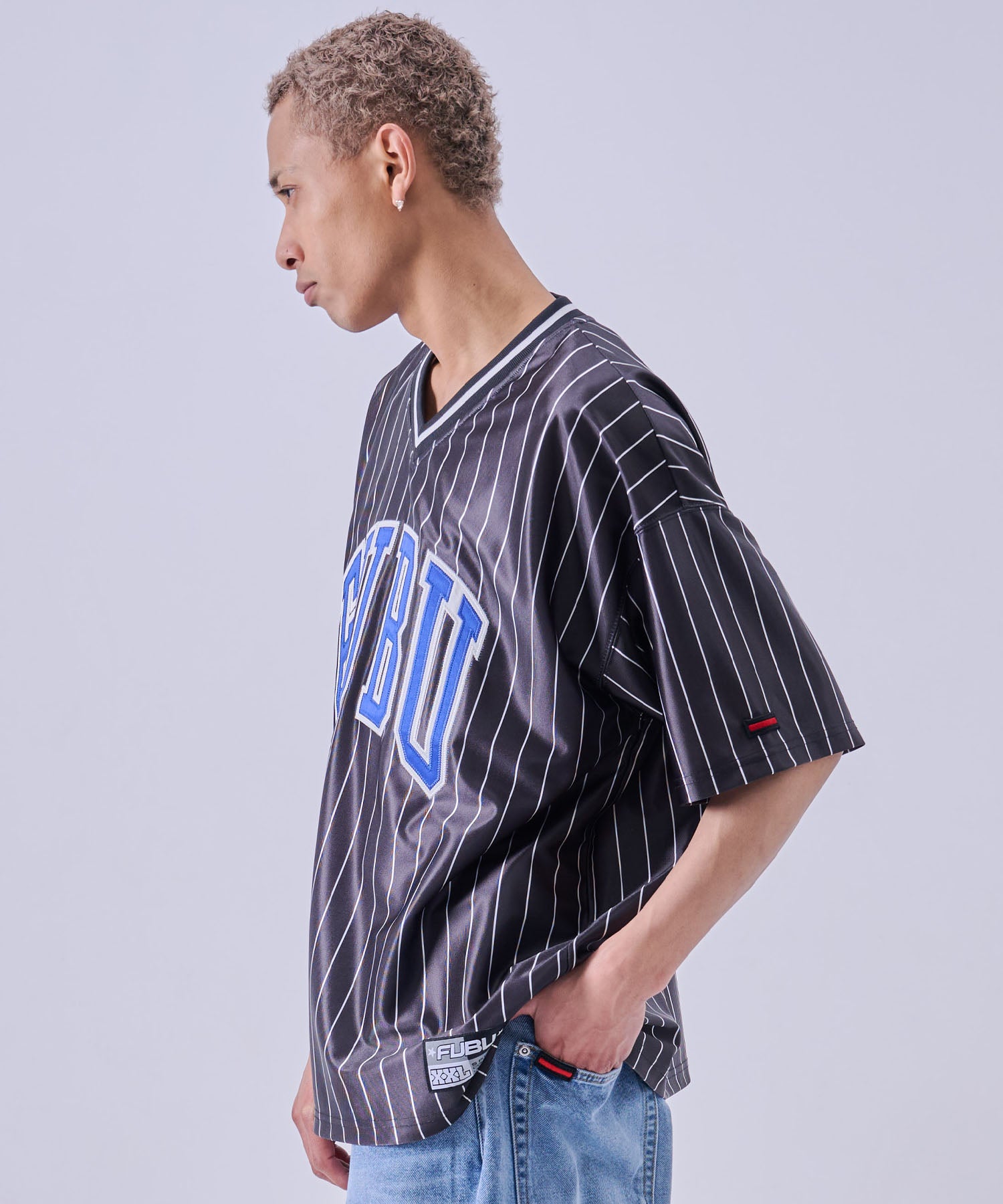 FUBU フブ パッチVネックTシャツ。FUBUはアメリカの代表的なHIPHOP
