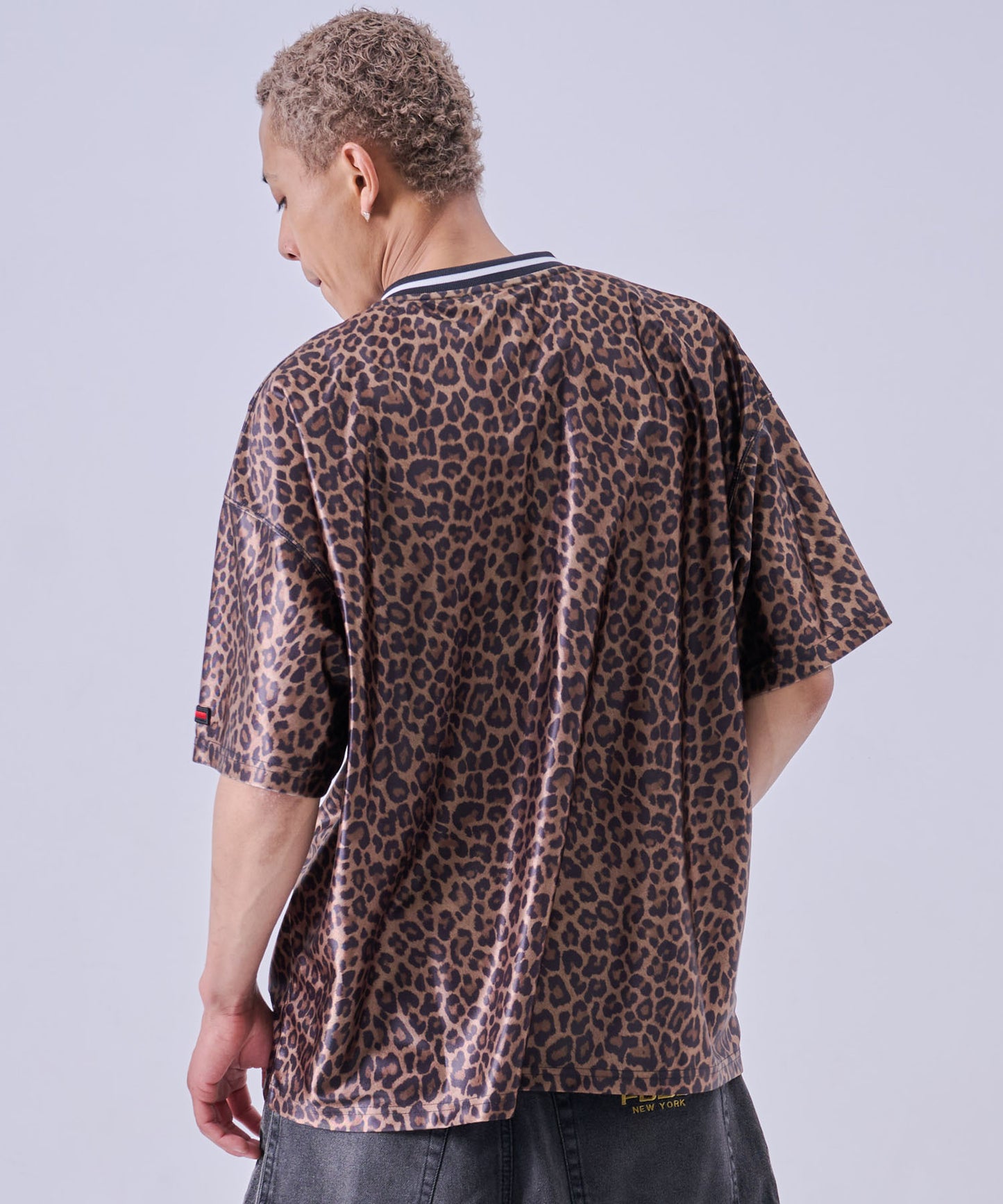 【NEW】PATCH V NECK T-SHIRTS/パッチVネックTシャツ【FAM-61717】