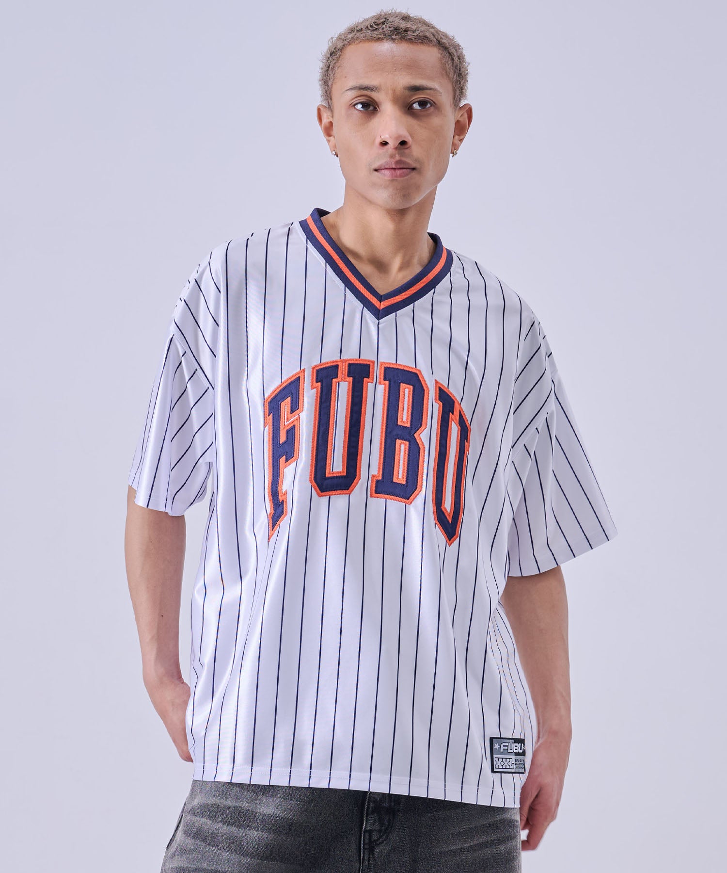 FUBU フブ パッチVネックTシャツ。FUBUはアメリカの代表的なHIPHOP