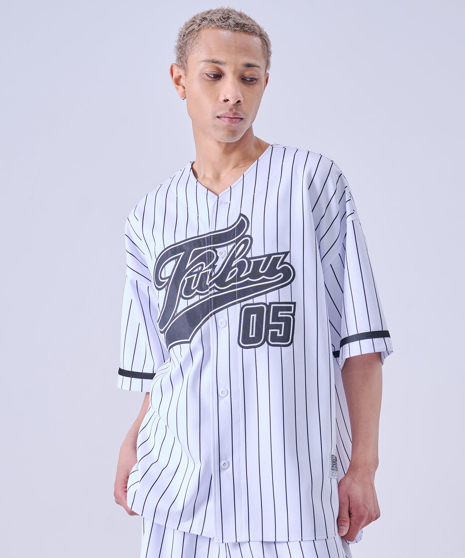 パッチ付きベースボールシャツ【FAM-61720】｜FUBU(フブ)公式通販