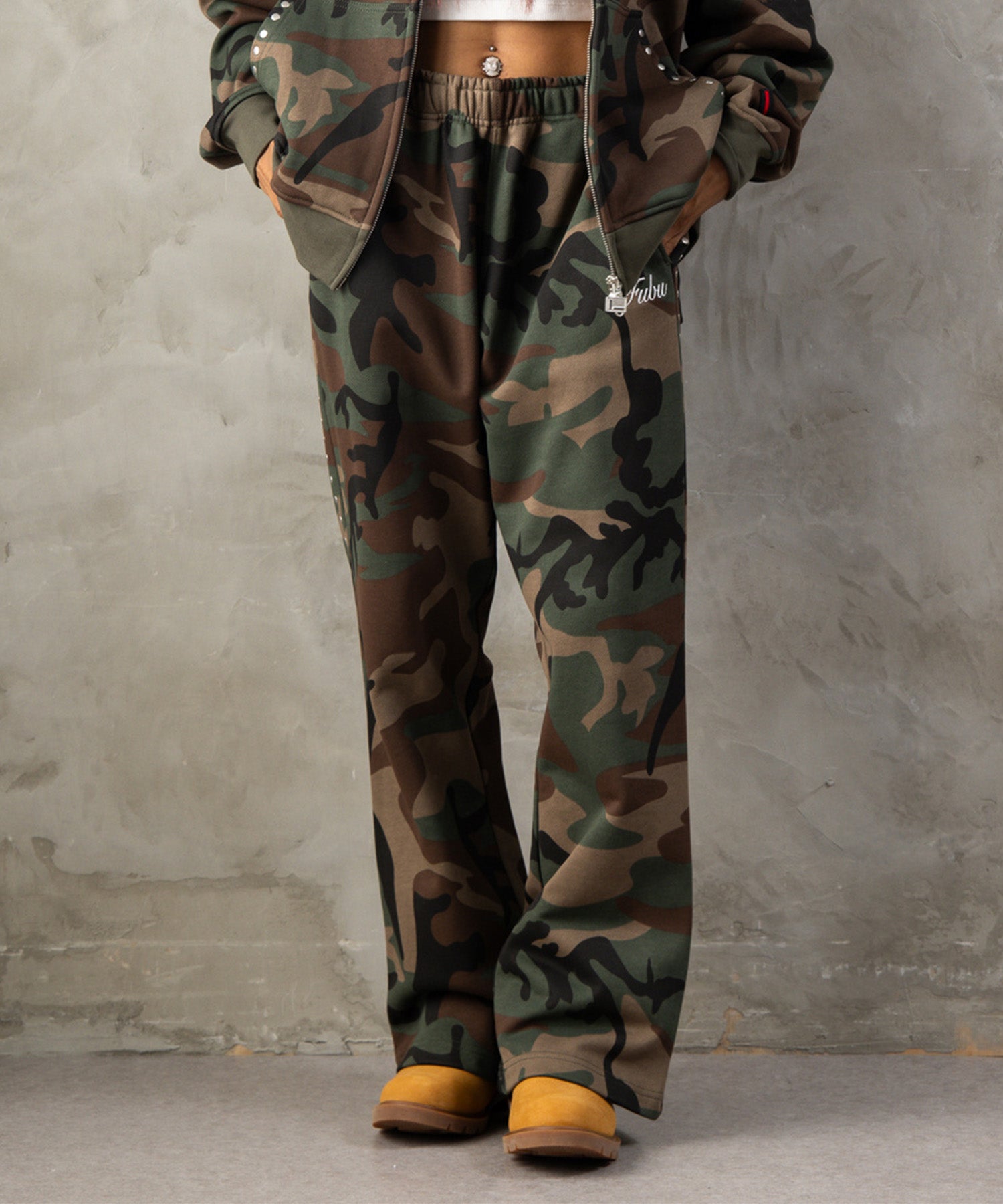 STUDS FLARE SWEAT PANTS/スタッズフレアスウェットパンツ【FAM-62507