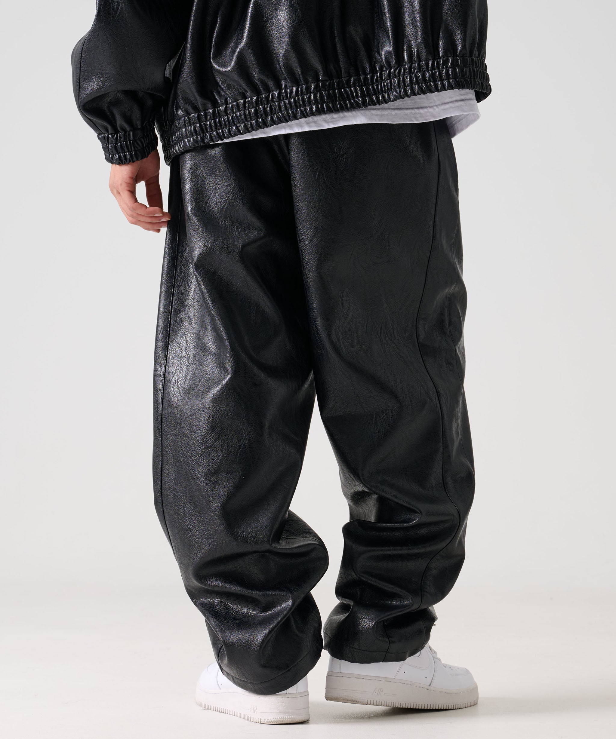 FUBU フブ フェイクレザー トラックパンツ。FUBUはアメリカの代表的な