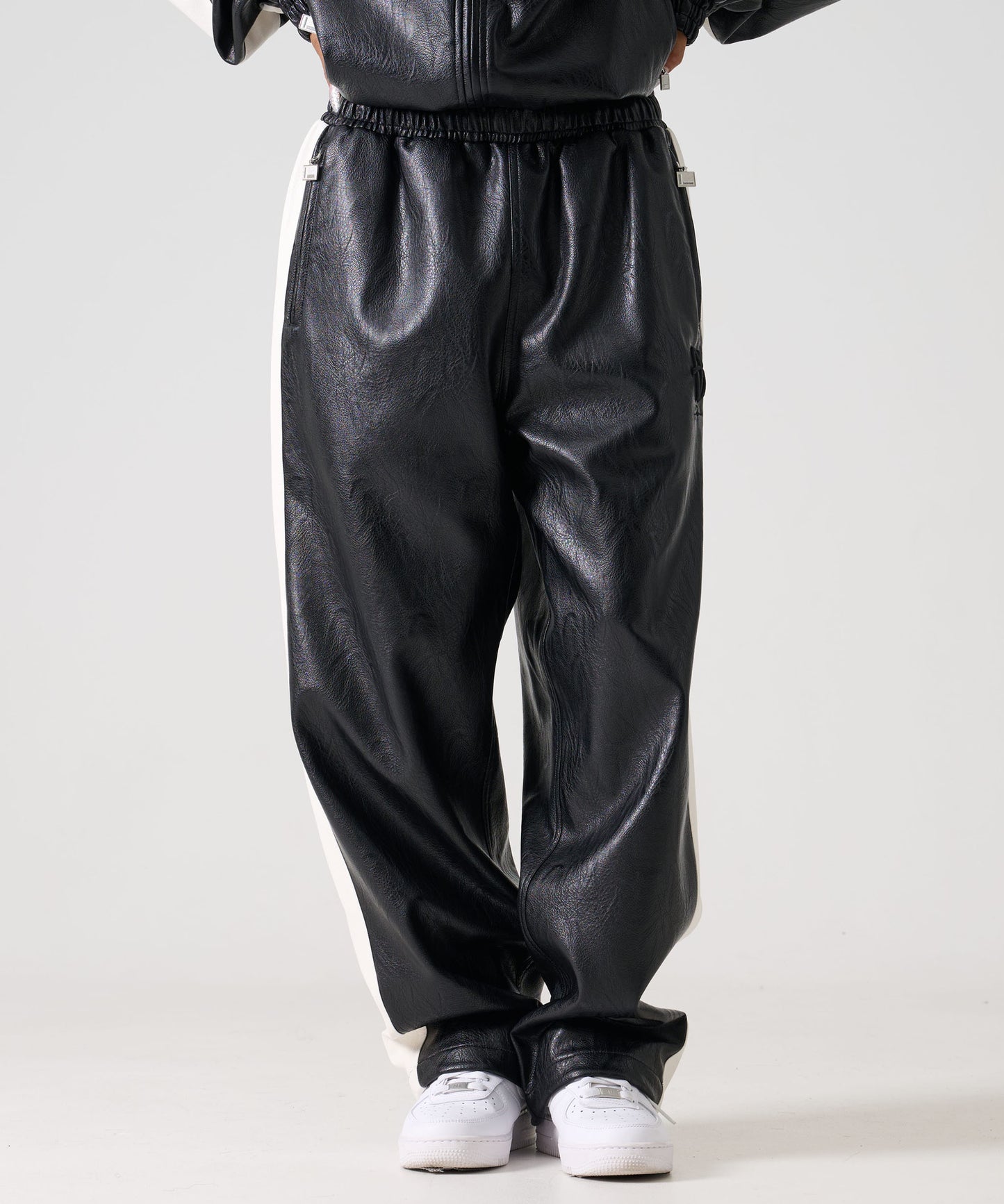 【Black Friday30%OFF】FAUX LEATHER TRACK PANTS/フェイクレザー トラックパンツ【FAM-52500】