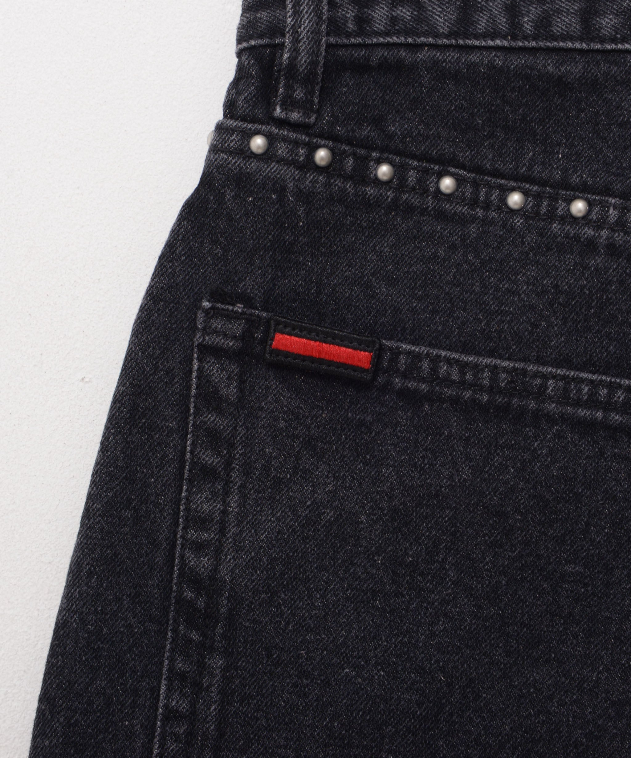 FUBU フブ ロゴ スタッズ デニム パンツ。FUBUはアメリカの代表的な