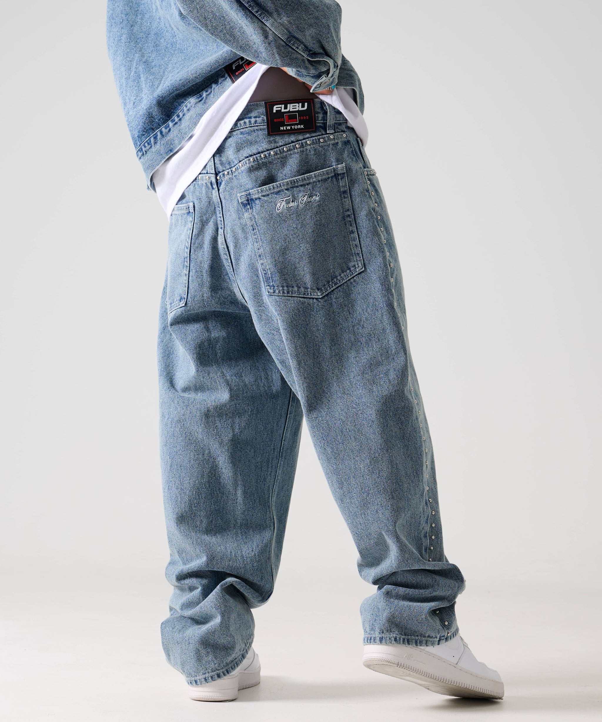 FUBU フブ ロゴ スタッズ デニム パンツ。FUBUはアメリカの代表的な