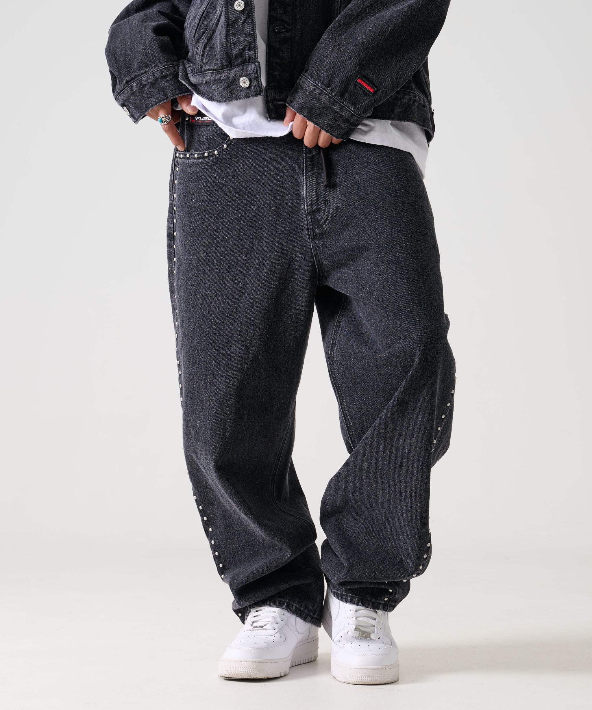 FUBU フブ ロゴ スタッズ デニム パンツ。FUBUはアメリカの代表的な