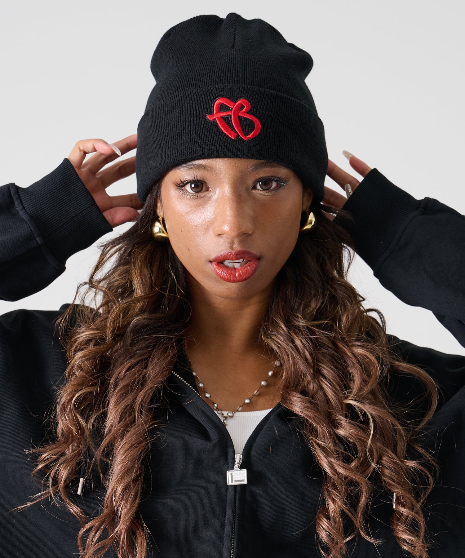 黒いリブ編みニット帽 エンブレム付き FUBU フブ FBロゴ ニット帽 。FUBUはアメリカの代表的なHIPHOP FASHION