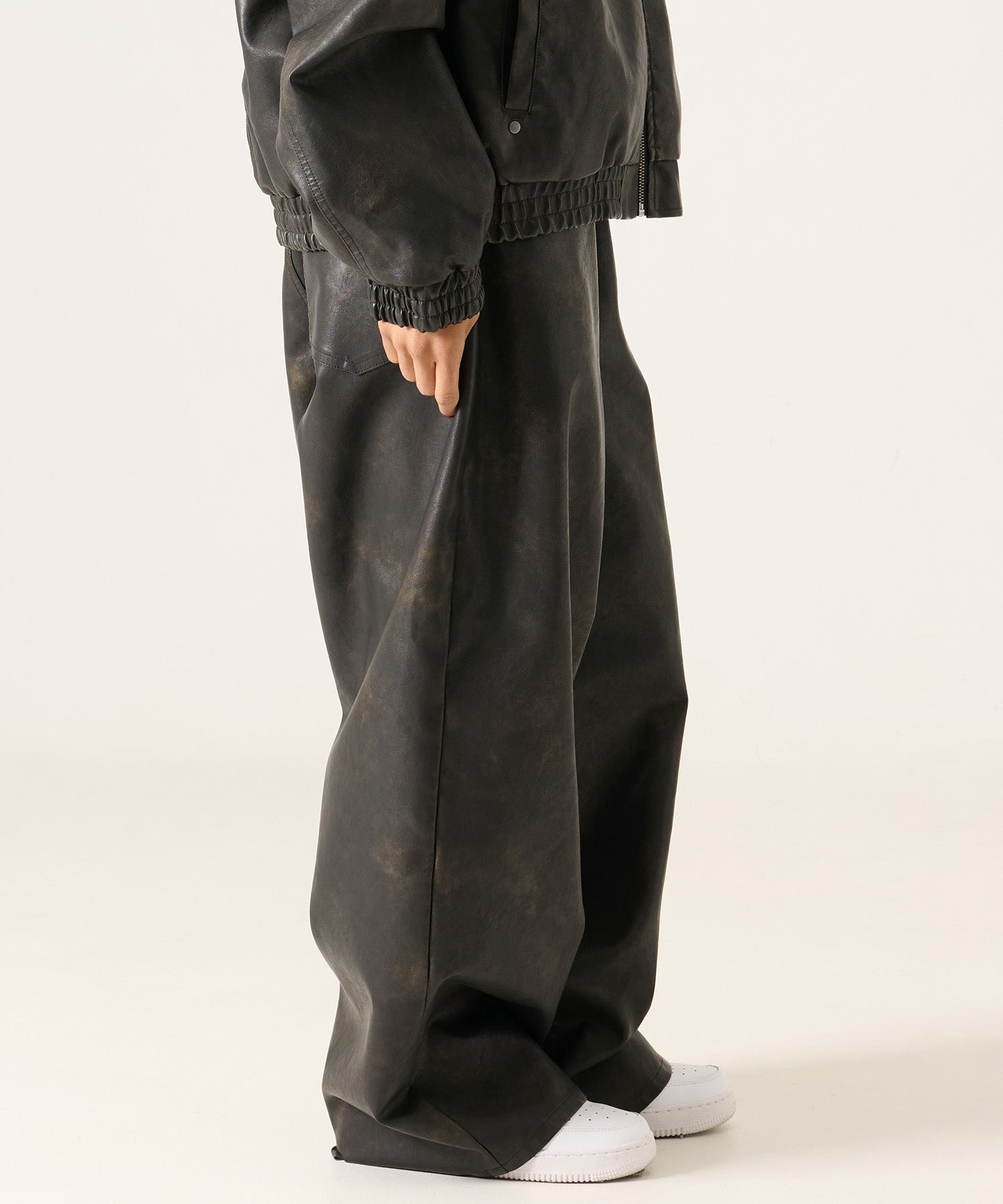 FUBU フブ フェイクレザー バギーパンツ。FUBUはアメリカの代表的な