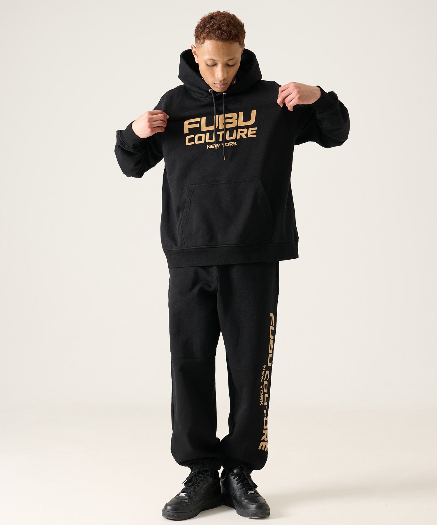 FUBU フブ サイドロゴが映えるスウェットパンツ。FUBUはアメリカの代表