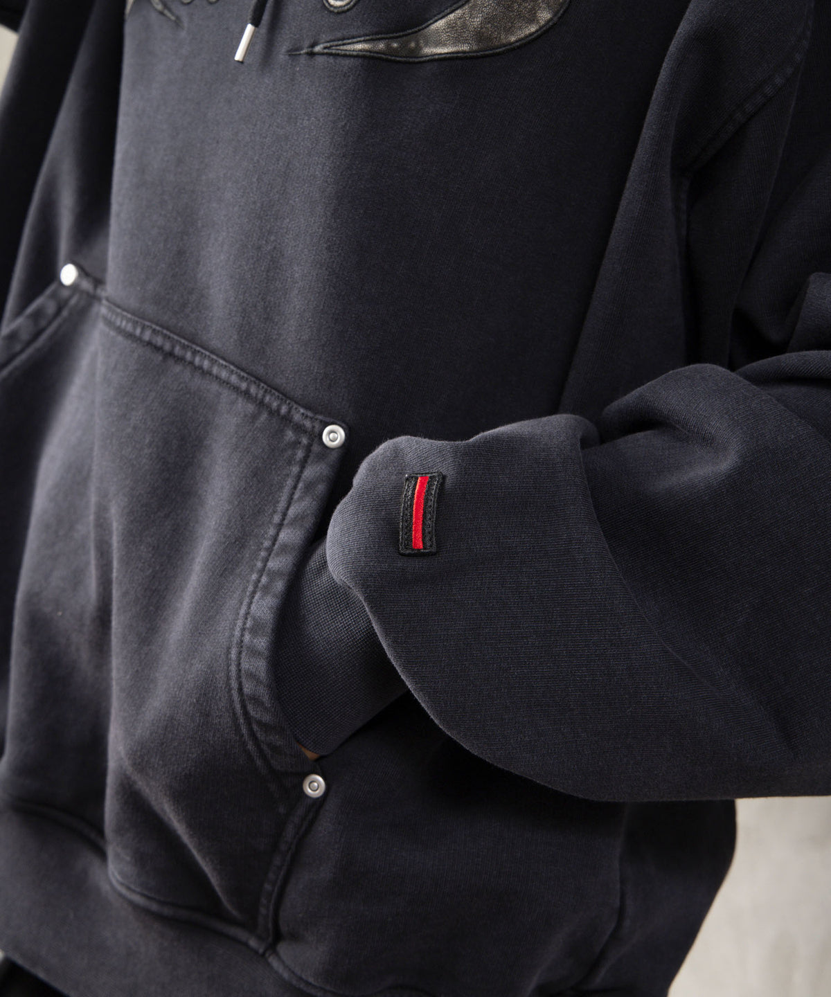【NEW】FAUX LEATHER PATCH HOODIE/フェイクレザーパッチフーディー【FAM-62704】